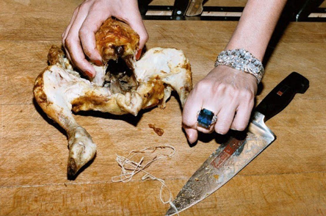 Helmut Newton sunar: Kızarmış tavuk ve Bulgari mücevherler