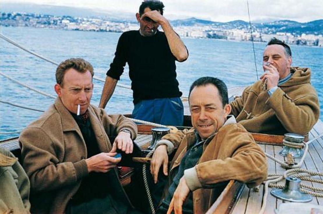 Albert Camus ve sağında oturan yayımcısı Michel Gallimard