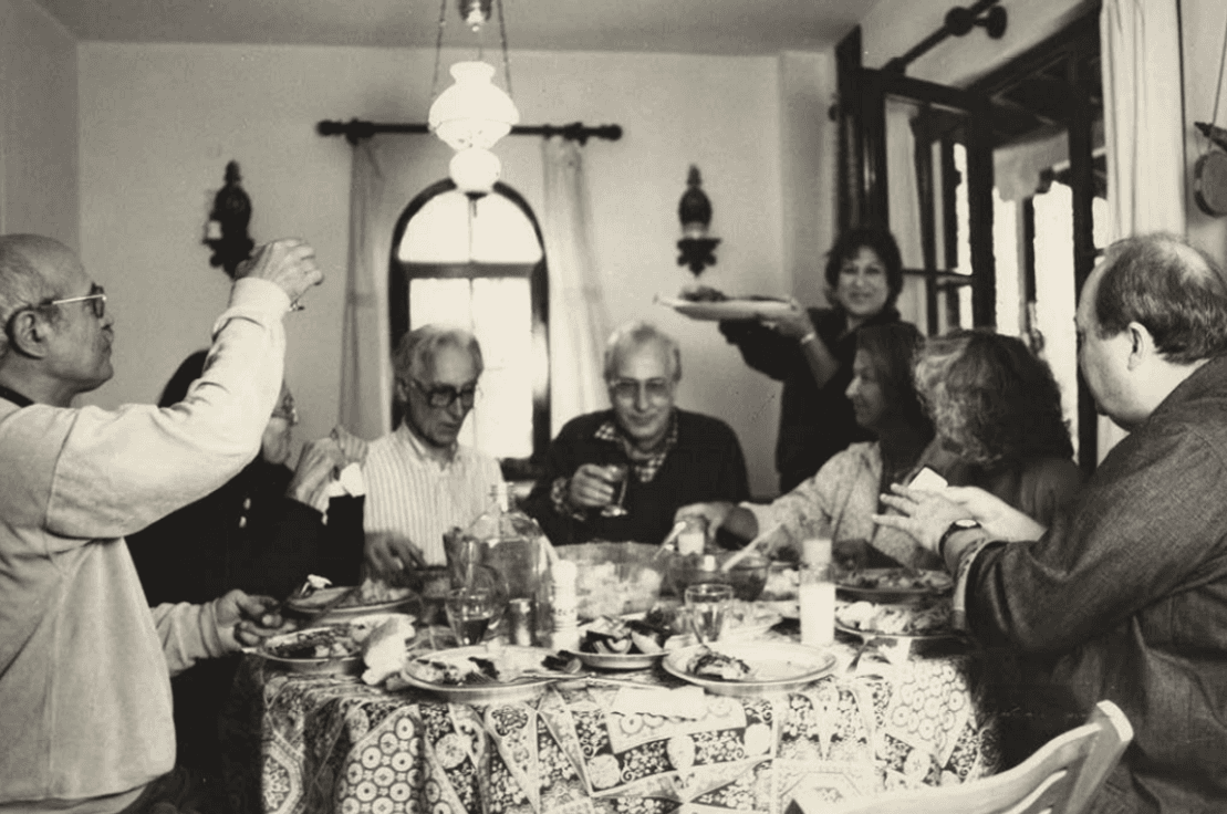 Fotoğraf arkası yazısı: “Onat, Ela, Mehmet, Ergin, Deniz, Gülbün, Hüseyin. Ayakta Leylâ, palamut ızgara tabağıyla. Tuzla.” Leylâ Erbil Özel Koleksiyonu.