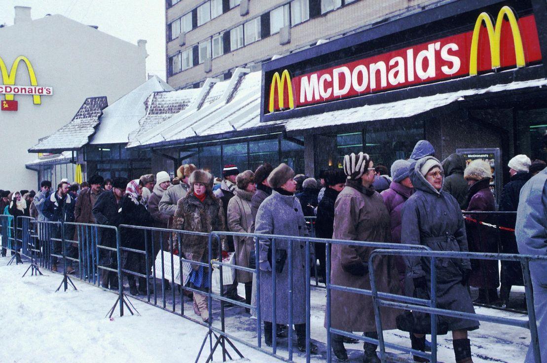 1990'da Rusya'da açılan ilk McDonald's şubesinin önünde oluşan sıra / Fotoğraf: Getty Images