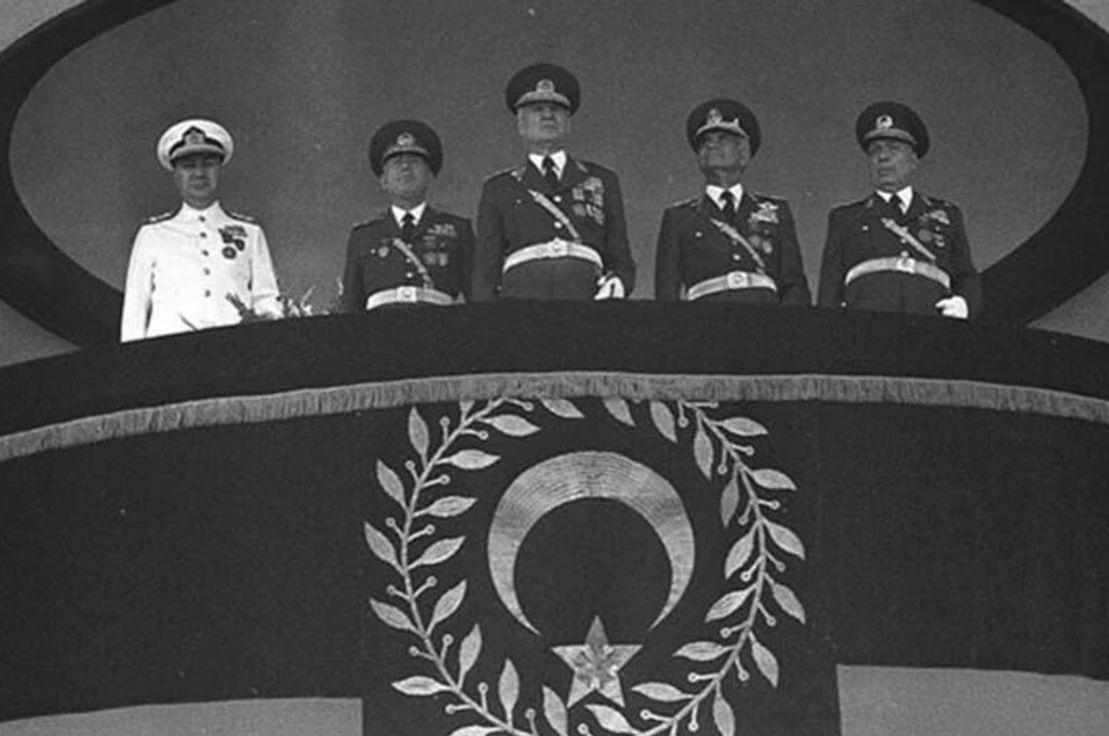 Yakın Geçmiş: Evren'in Türkiye'si 