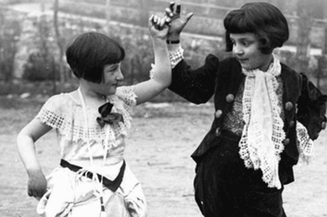 1929, 23 Nisan Çocuk Bayramı / Çocuk Haftası kutlama yeri. Tepebaşı Bahçesi. Dans eden iki çocuk. Beyoğlu SVİKV Fotoğraf Koleksiyonu