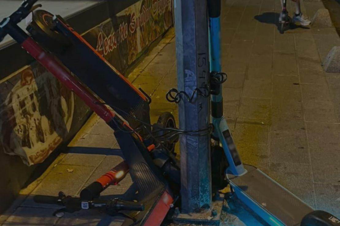 No:526 Kadıköy Belediyesi kamu düzenini bozan elektrikli scooterları toplayacağını açıkladı.