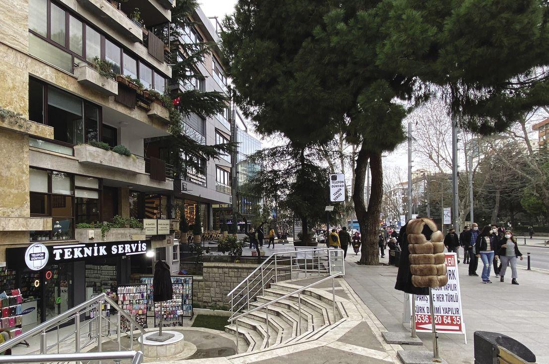 Erenköy Palas Apartmanı, Kadıköy, İstanbul, 2021 (Fotoğraf: Hale Sinirlioğlu).