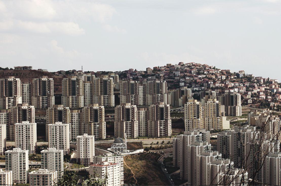 Gecekondu ve toplu konut peyzajıyla Türkiye kenti panoraması, 2014 (Fotoğraf: Paul Short).
