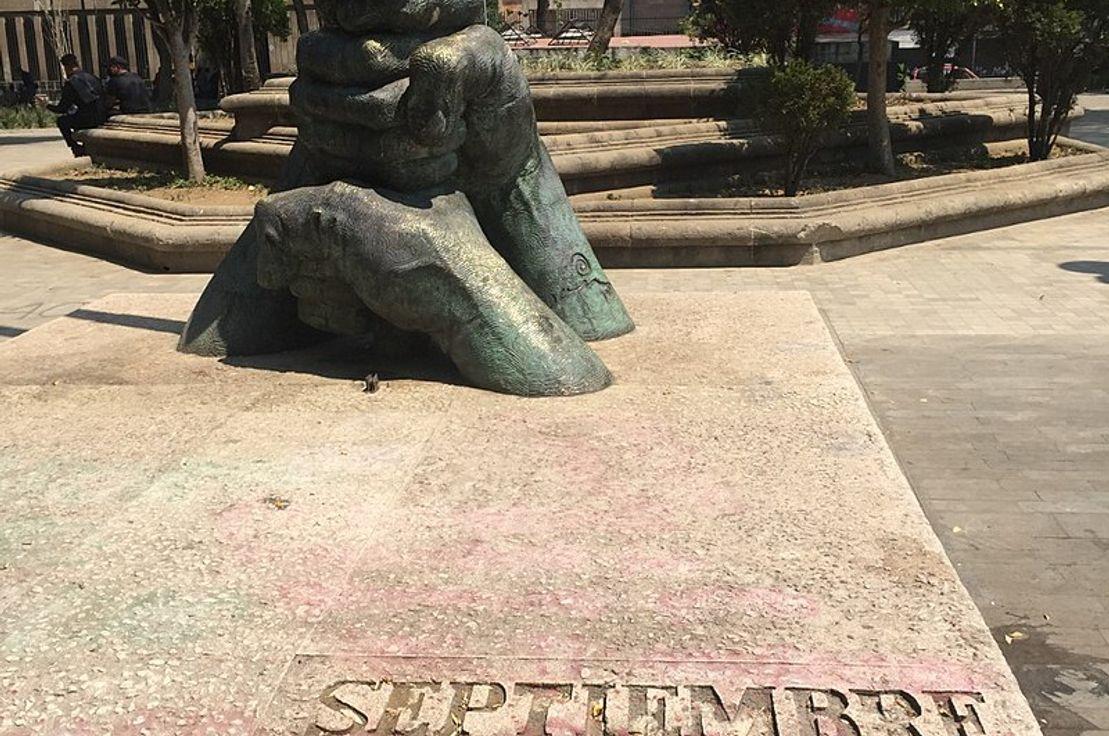 1985 Meksika depreminde hayatını kaybedenleri ve arama kurtarma ekiplerini onurlandıran anıt. Wikimedia Commons.
