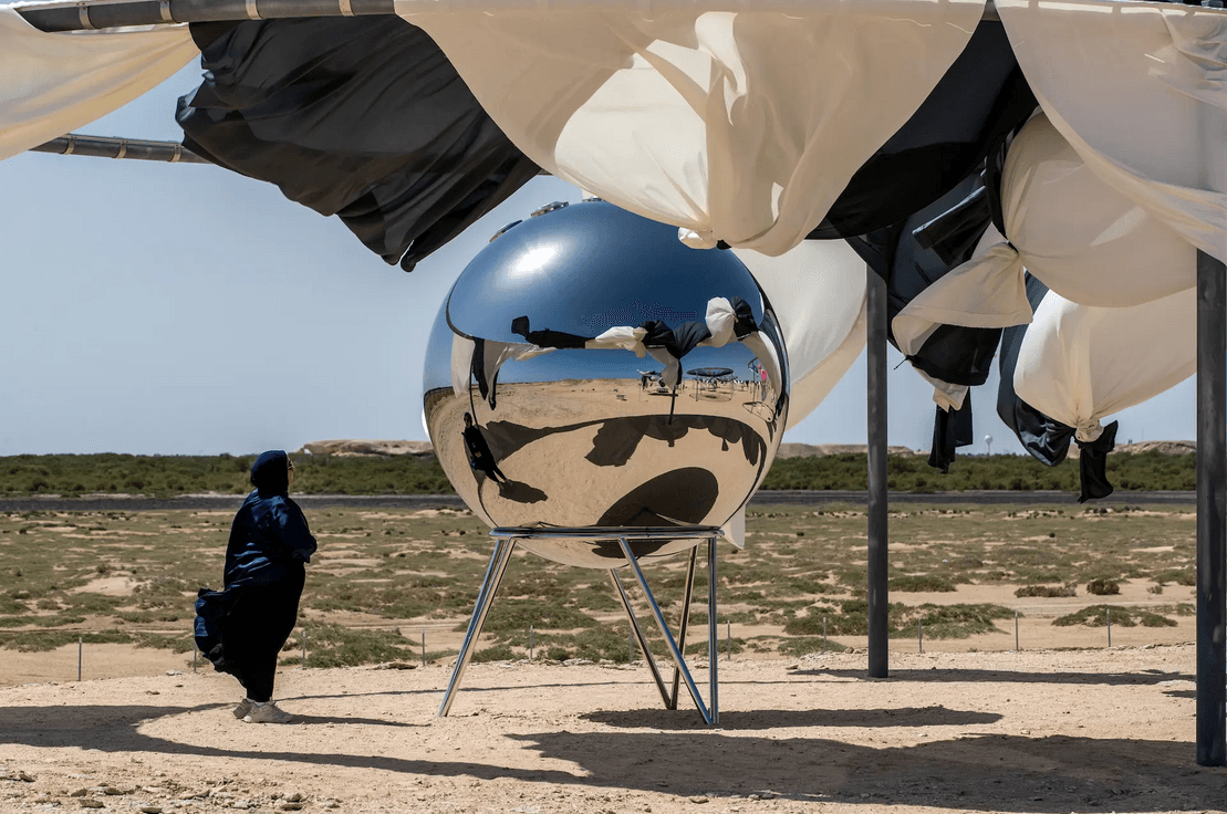 Fotoğraf: Ali Faisal Al Anssari / Olafur Eliasson, Rainbow incubator, near the Al Thakhira Mangrove in Northern Qatar, 2023