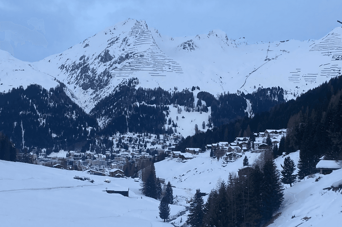 Davos'un karlı zirvelerinde tırmanış.