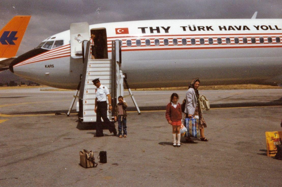 Erzurum, 1984. Necibe Akbulut ve çocuklarının yaz tatili için Türkiye’ye geldiklerinde uçaktan inişleri. Necibe Akbulut arşivinden, Çiğdem Yüksel'in izniyle.