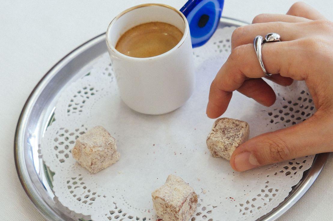 Türk kahvesi daimi eşlikçisi lokumla.