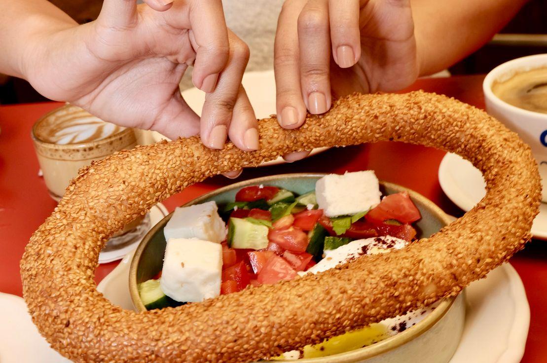 Supper Bakery'den simit ve labne tabağı. Fotoğraf: Yağmur Genç.