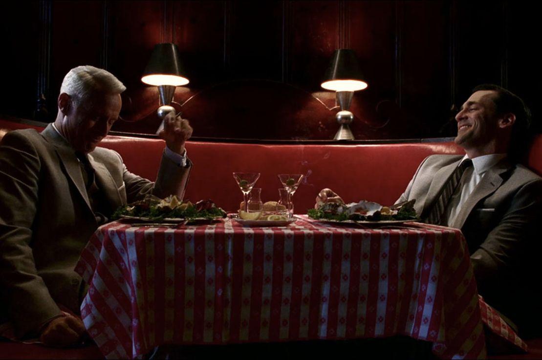 Mad Men'de Roger Sterling ve Don Draper'dan '3 Martini Lunch' sahnesi.
