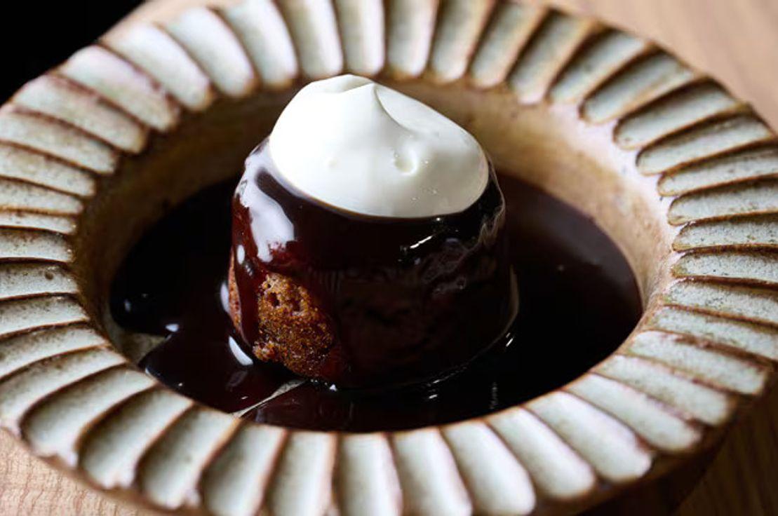 JÖRO’da miso, ekşi krema ve Arabica kahvesiyle yeniden yorumlanan sticky toffee pudding.