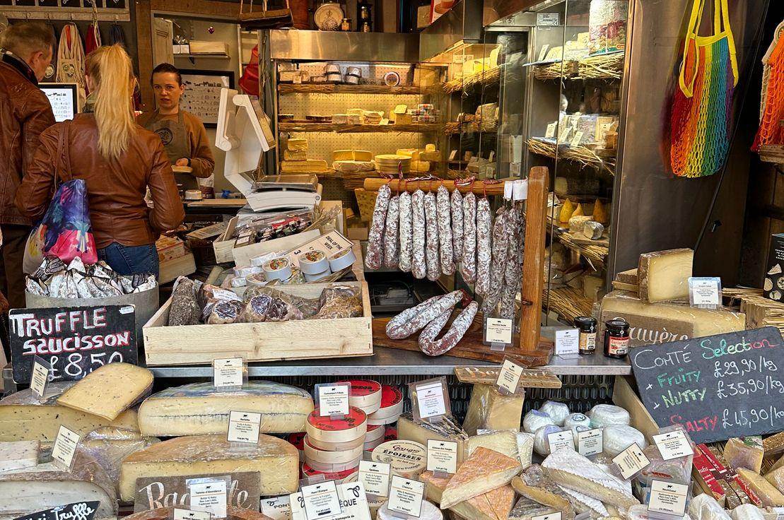 Peynir standları, Borough Market. Fotoğraf: Emre Onar.