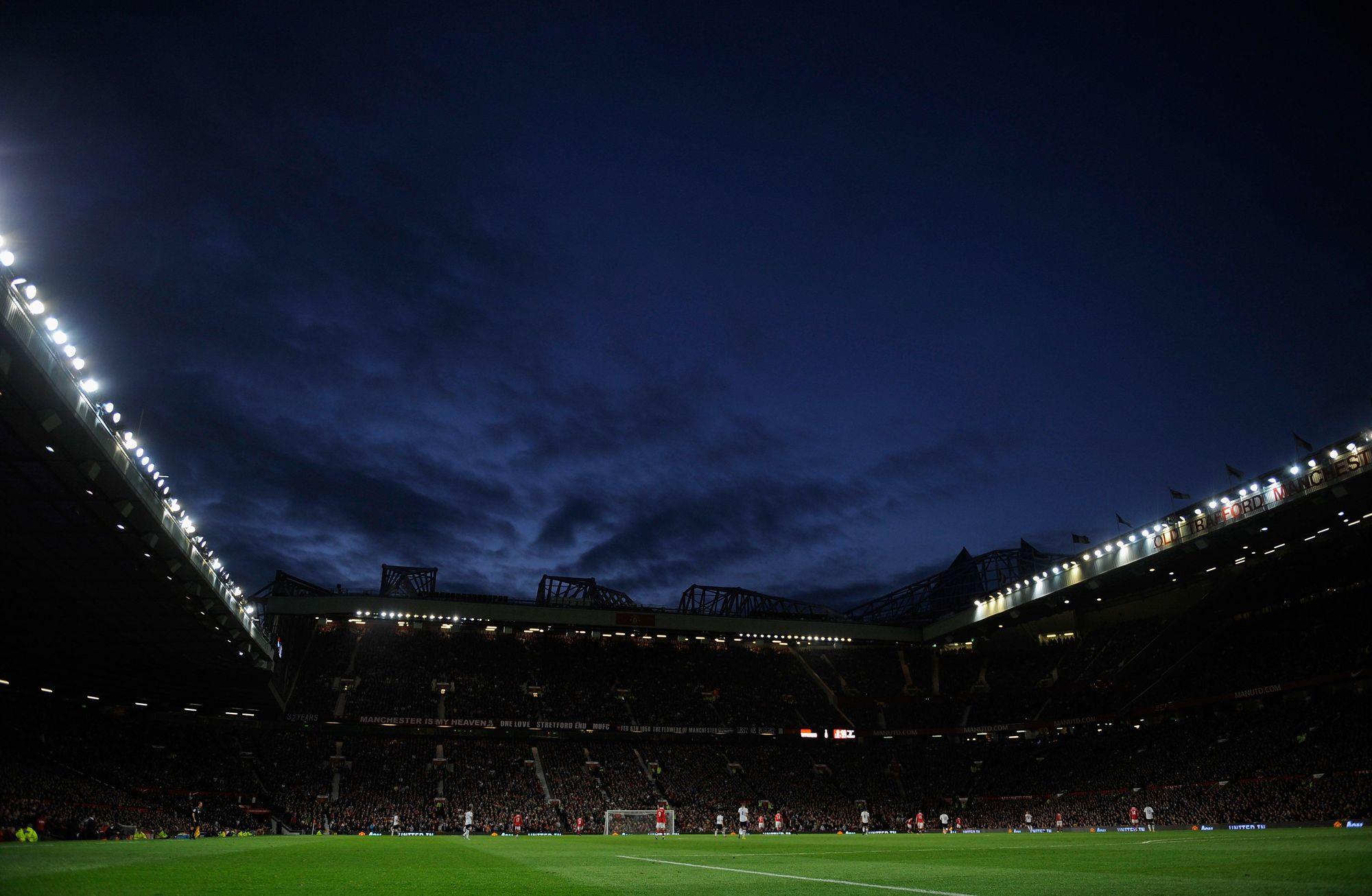 Manchester United: Bir ileri bir geri