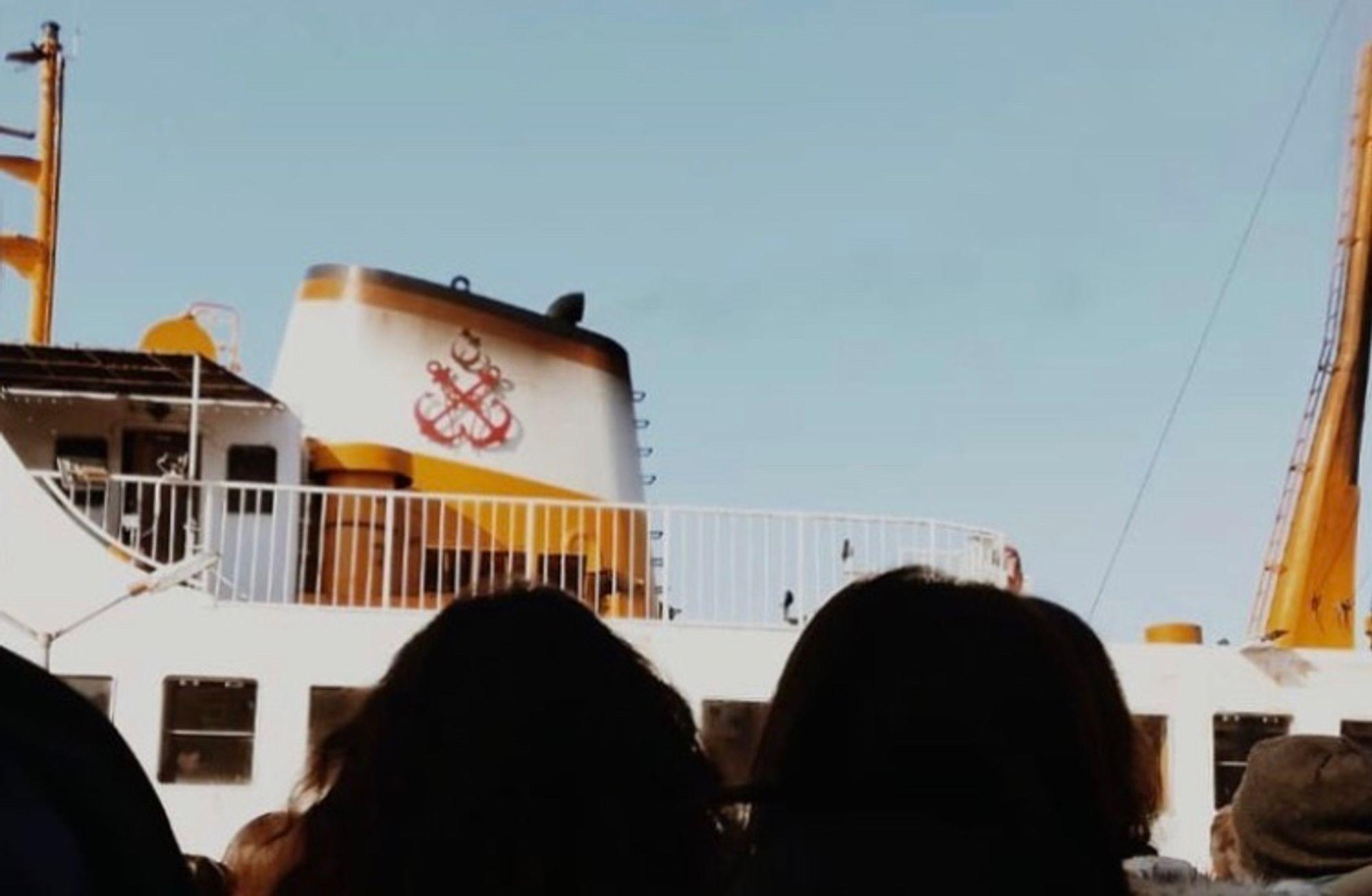 “İstanbul uzaktan değil, vapurdan güzel.” 