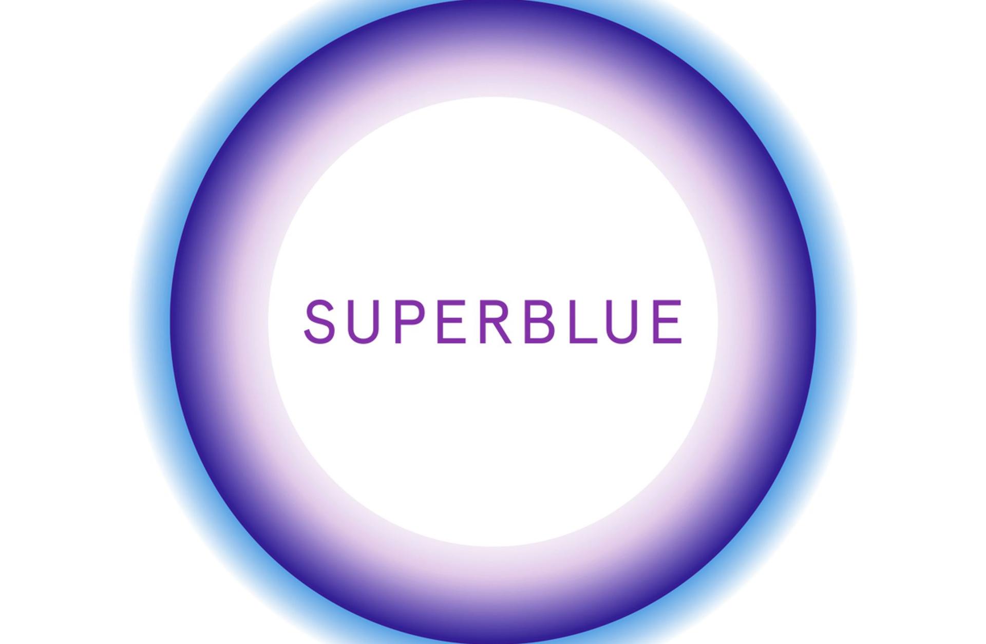 Sanatçılar tarafından tasarlanan, ziyaretçiler tarafından tamamlanan sloganıyla Superblue!