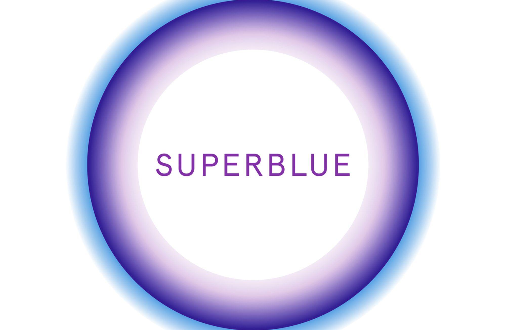 Sanatçılar tarafından tasarlanan, ziyaretçiler tarafından tamamlanan sloganıyla Superblue!