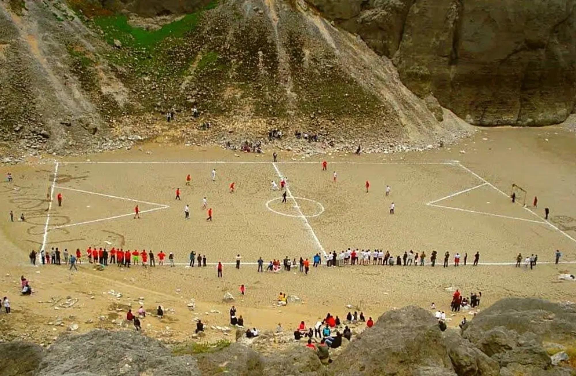 HİÇLİĞİN DİBİNDE FUTBOL