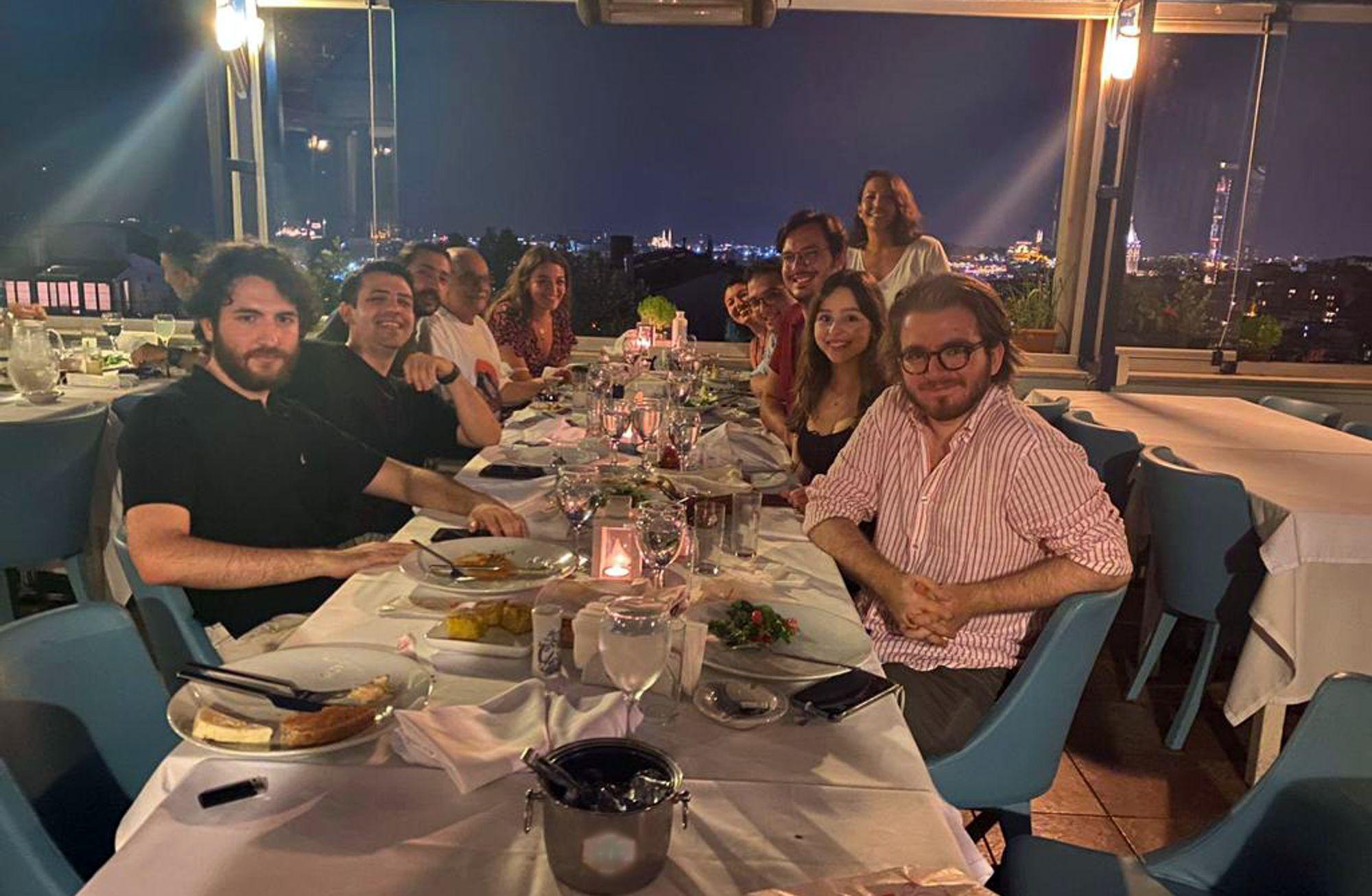 Tuğrul Eryılmaz’ın yazdığı o masanın hikâyesi