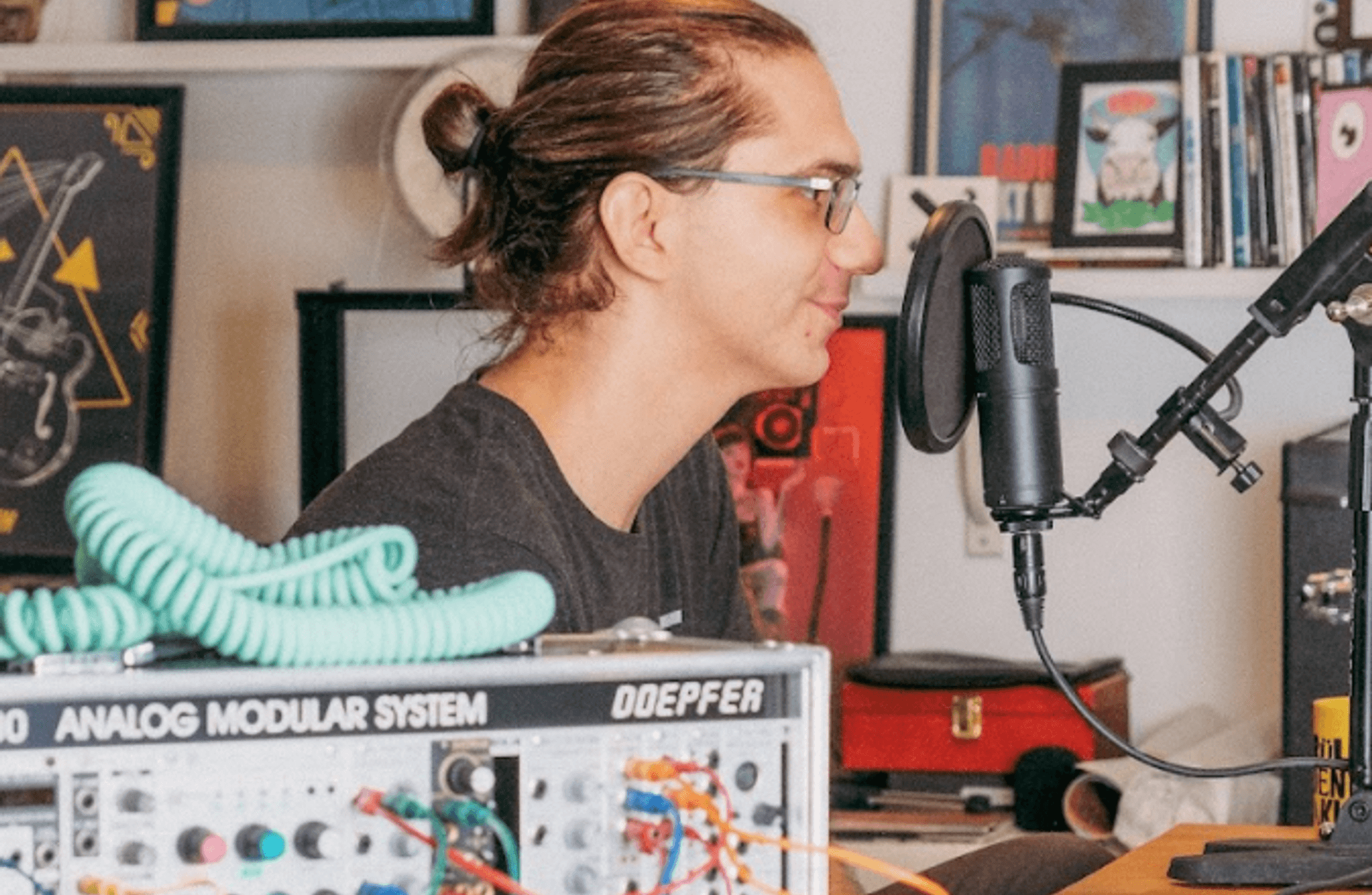 In Hoodies: "Müzik, virgülü bol ama noktası az bir dil."