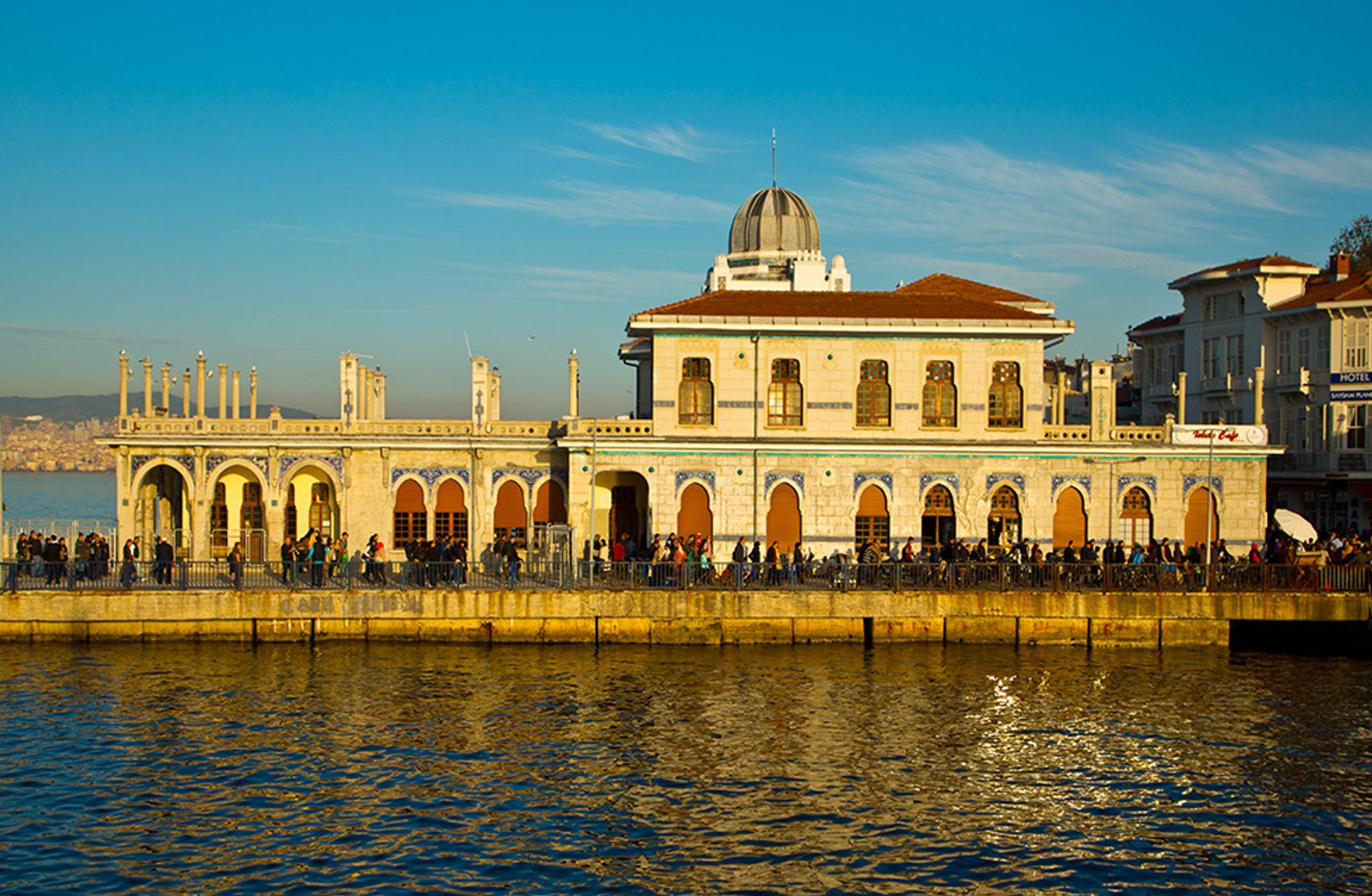 Büyükada iskelesi ve TÜGVA