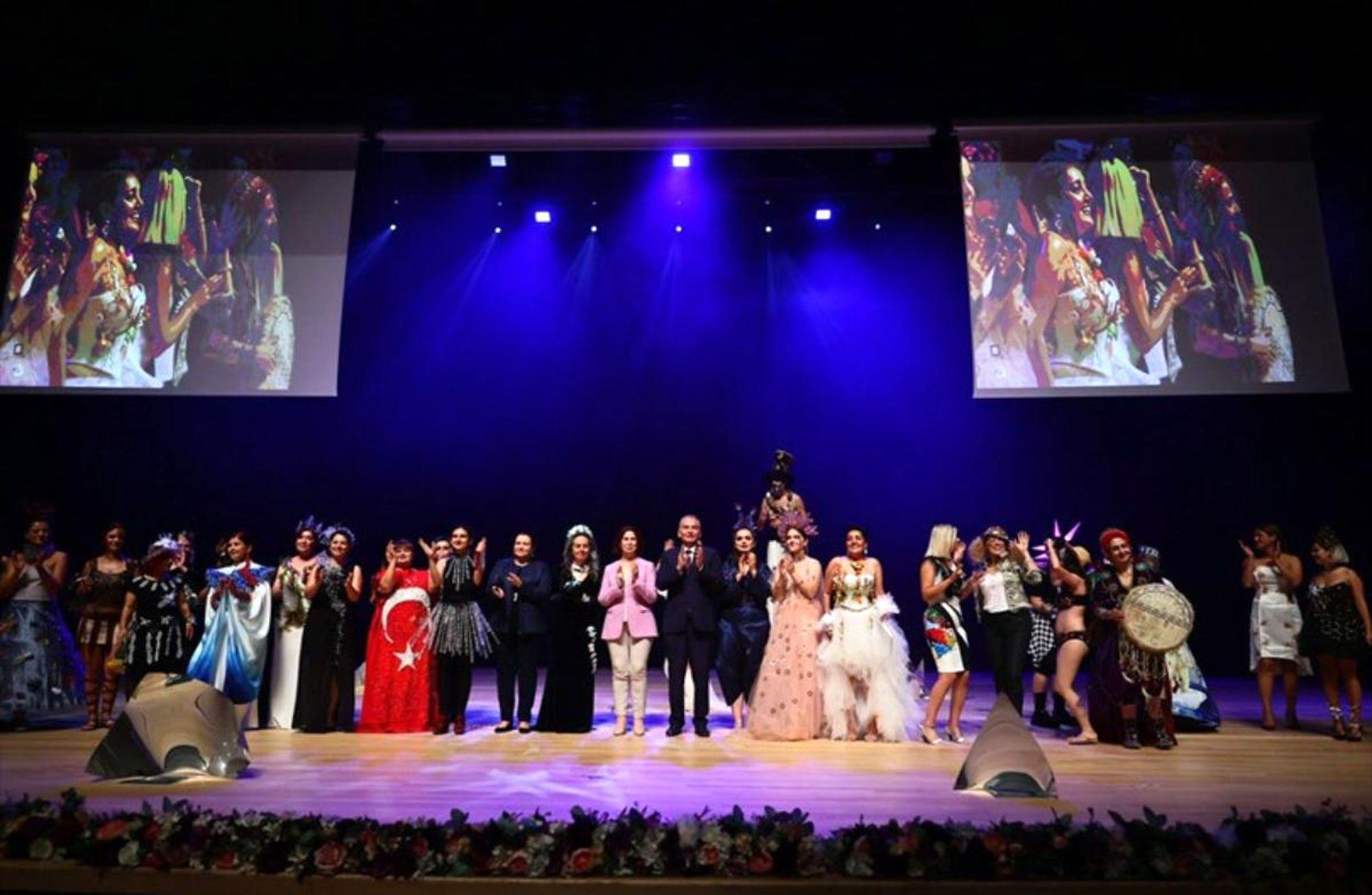 Denizli Cam Bienali ile Giyilebilir Cam Defilesi