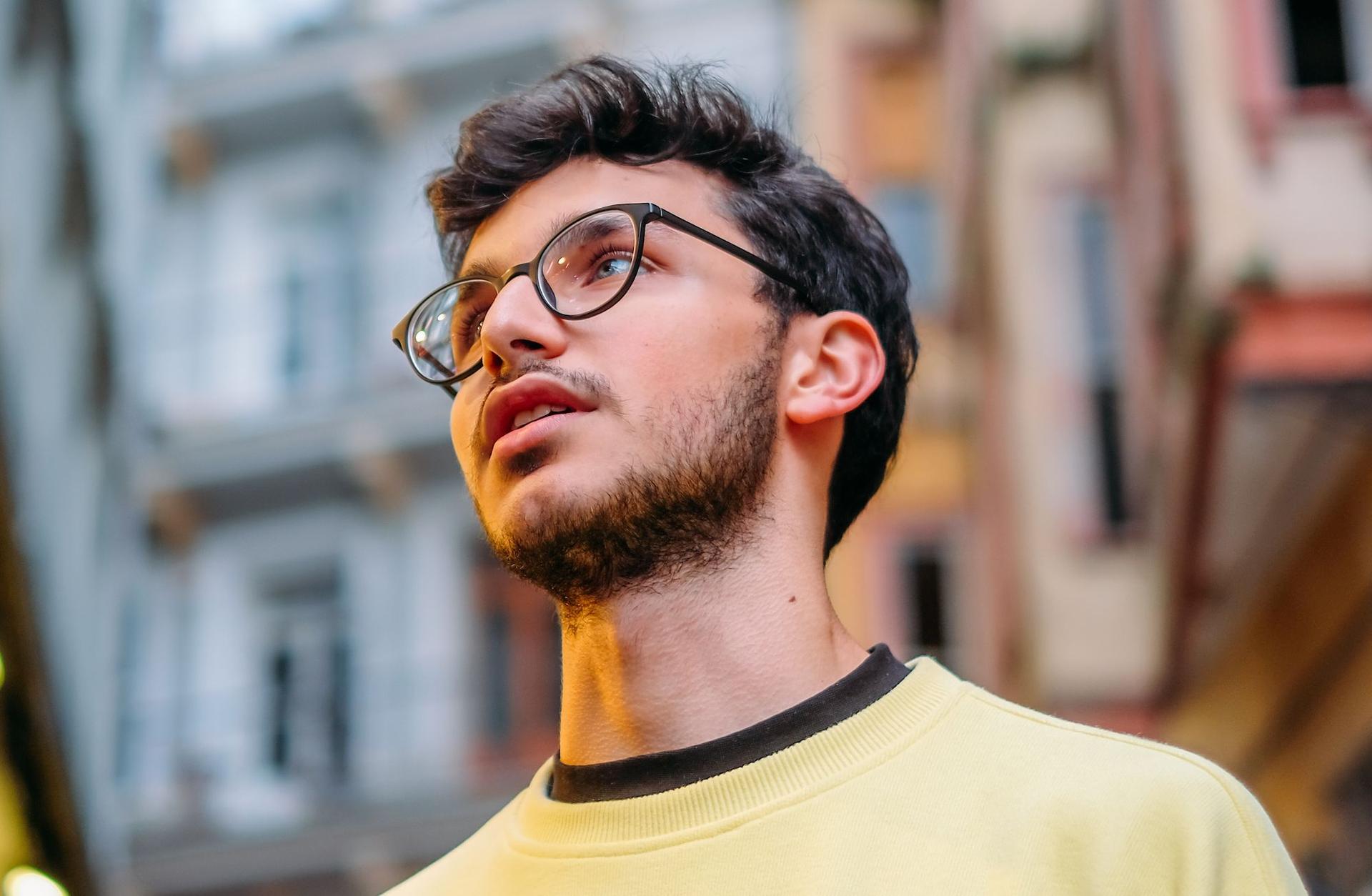 Yerelin alternatifinde, aramızda bir yerde: Ahmet Emre Saka  