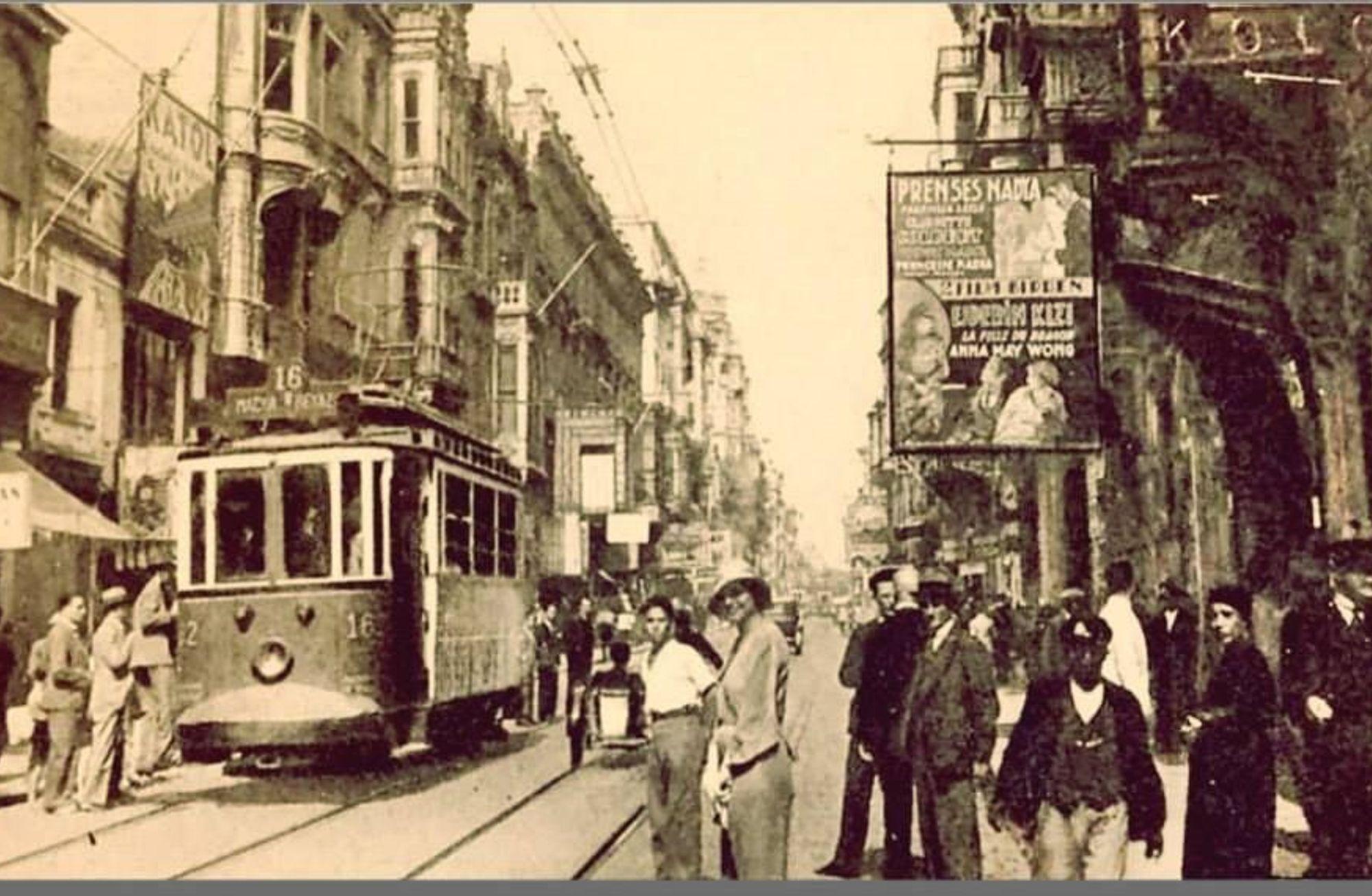 Beyoğlu Caddelerinde Dolaşanların Seyri De Fena Olmuyor
