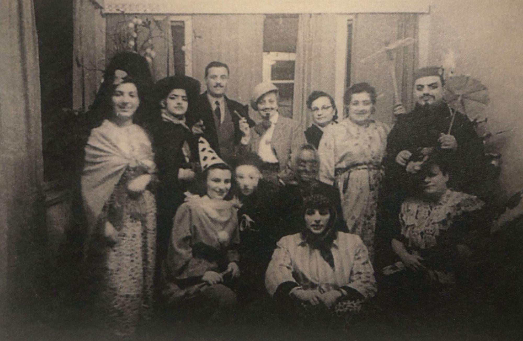 Sokaklardan salonlara sığınan karnaval