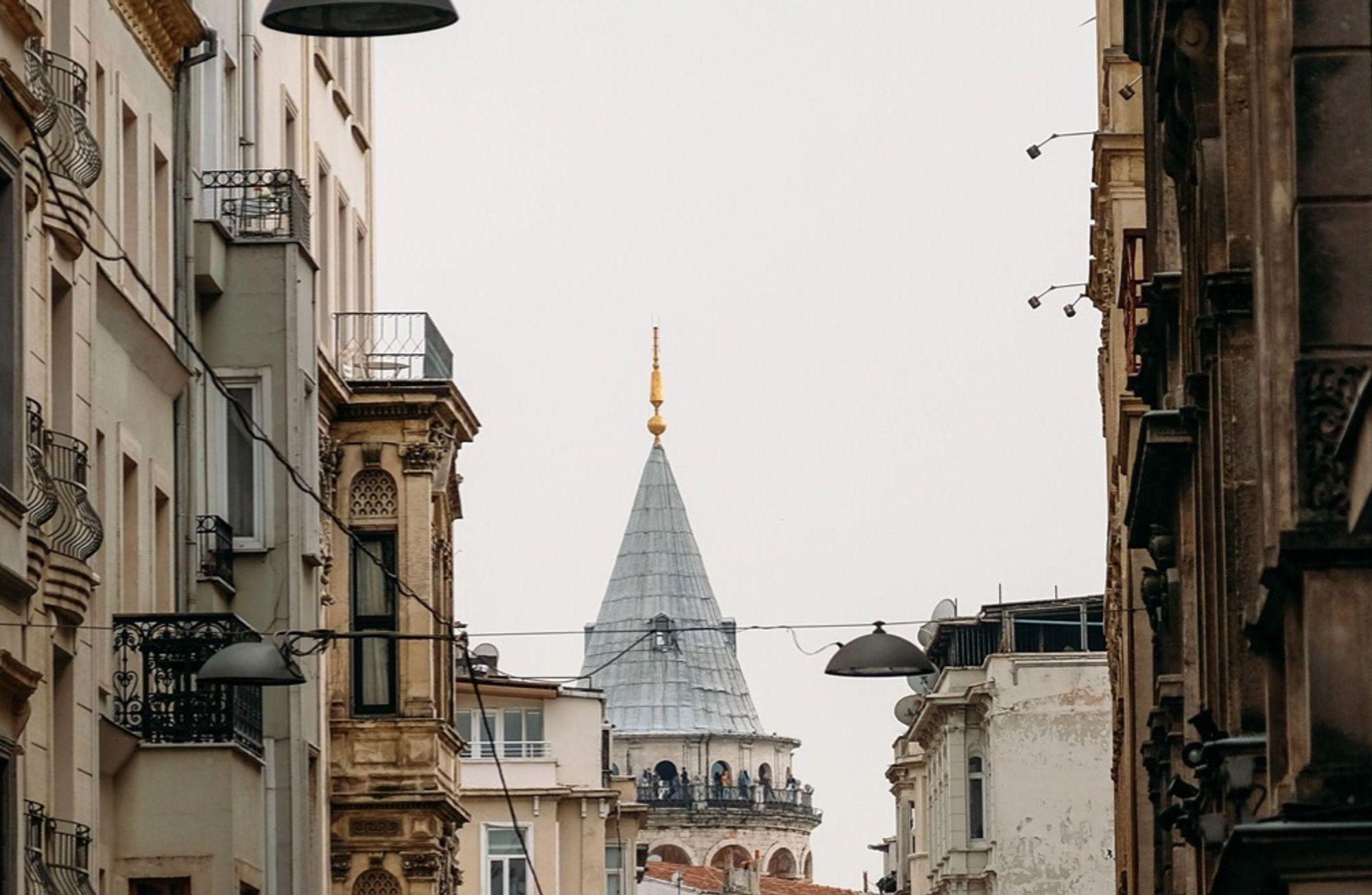 “Okyanusun ortasında küçücük takımadalardan oluşan ülkede yaşayan yerlinin, bir adadan diğerine geçerken suyla kurduğu organik ilişki gibi bir ilişki kurmayı gerektiriyor Pera’da Peralı olmak.”