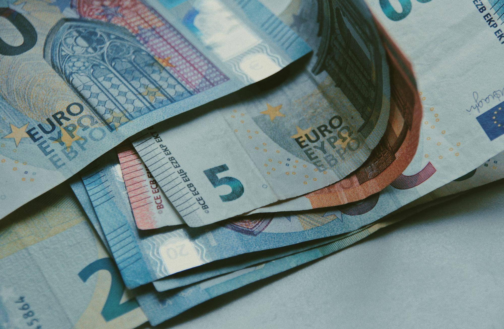 Avro/dolar eşitlendi, şimdi ne olacak? 
