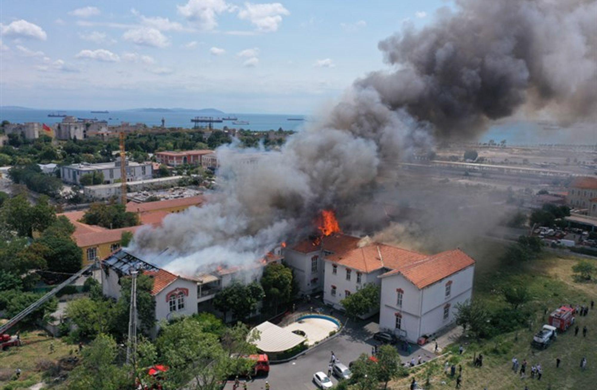 🚨​ Balıklı Rum Hastanesi'nde yangın: hastalar tahliye ediliyor