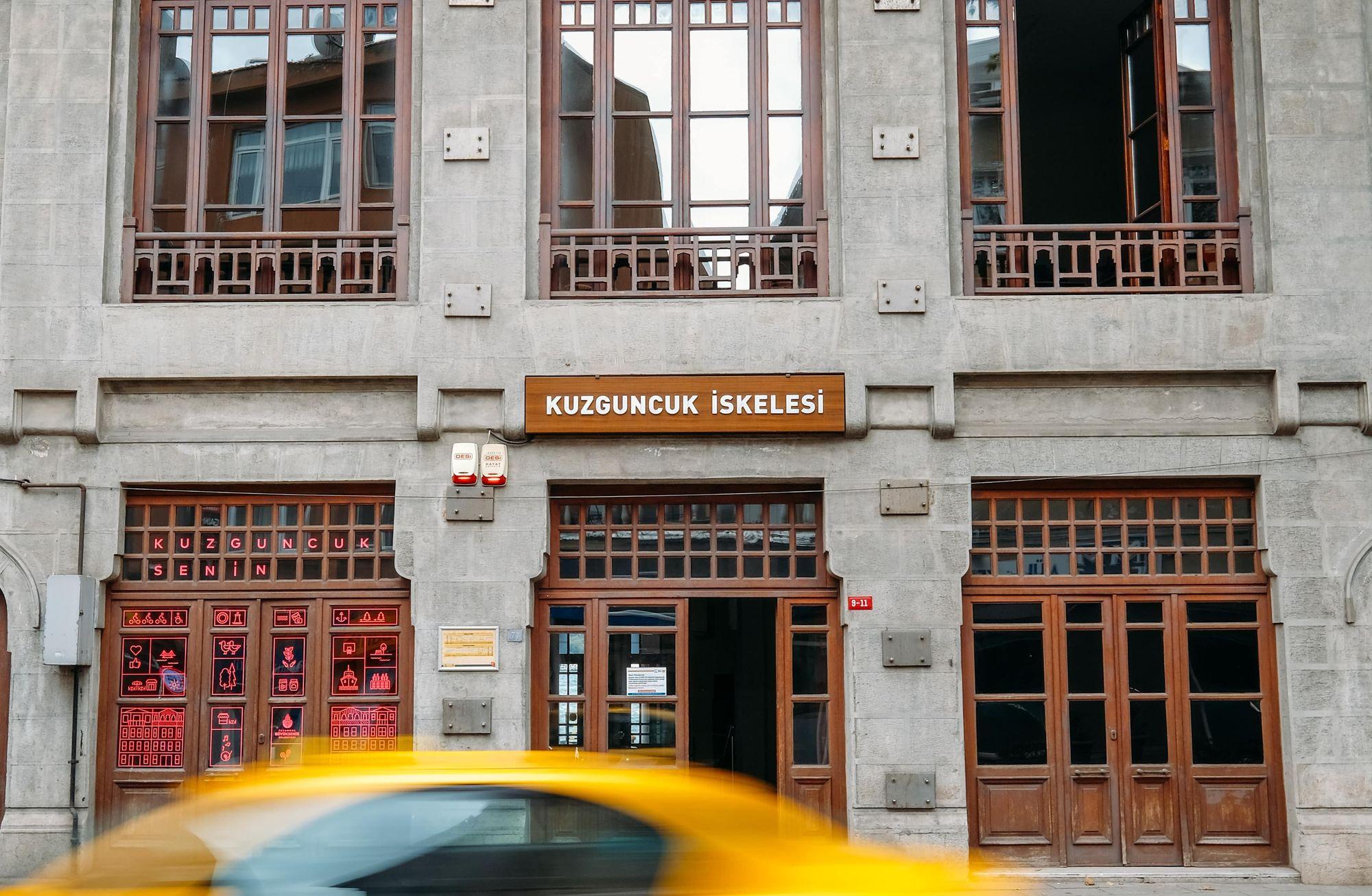 Kuzguncuk içeriye saklanmış, sığınak gibi.