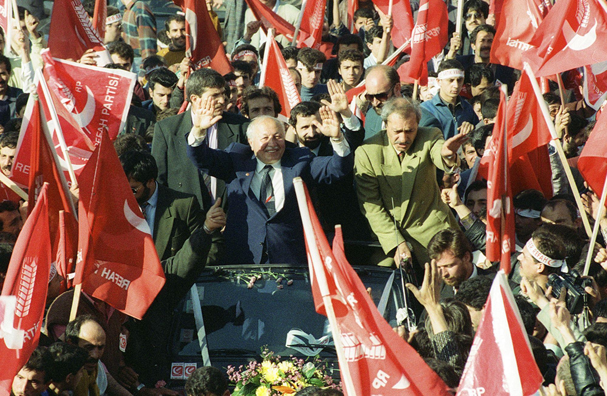 Geleneği koruyarak modernleşmeden hakim ideolojiye: Muhafazakârlık