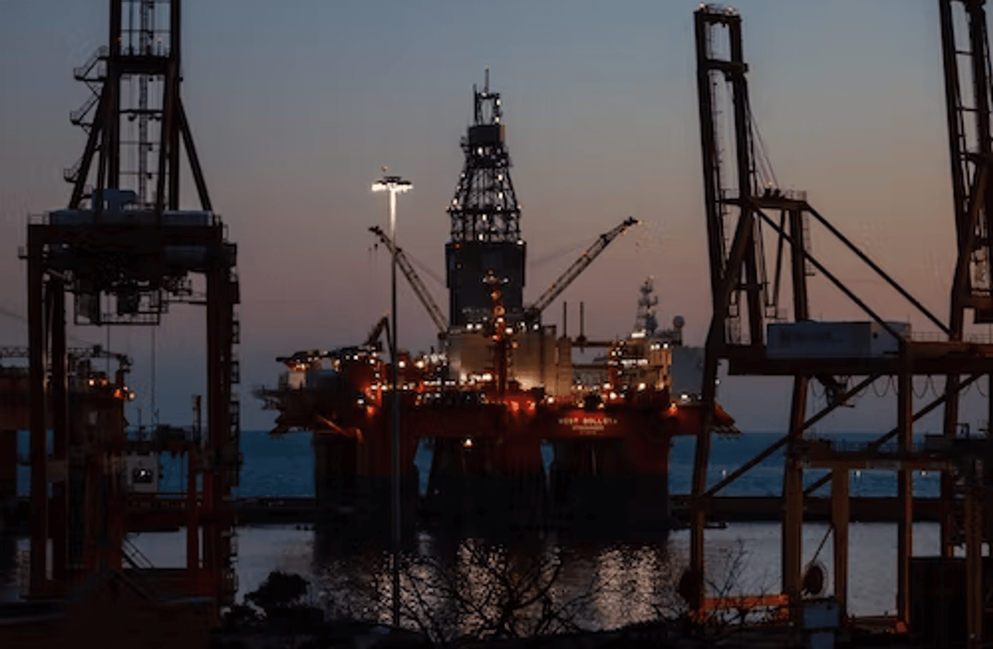 Petrol, zayıflayan dolar karşısında güçlü duruşunu sürdürüyor