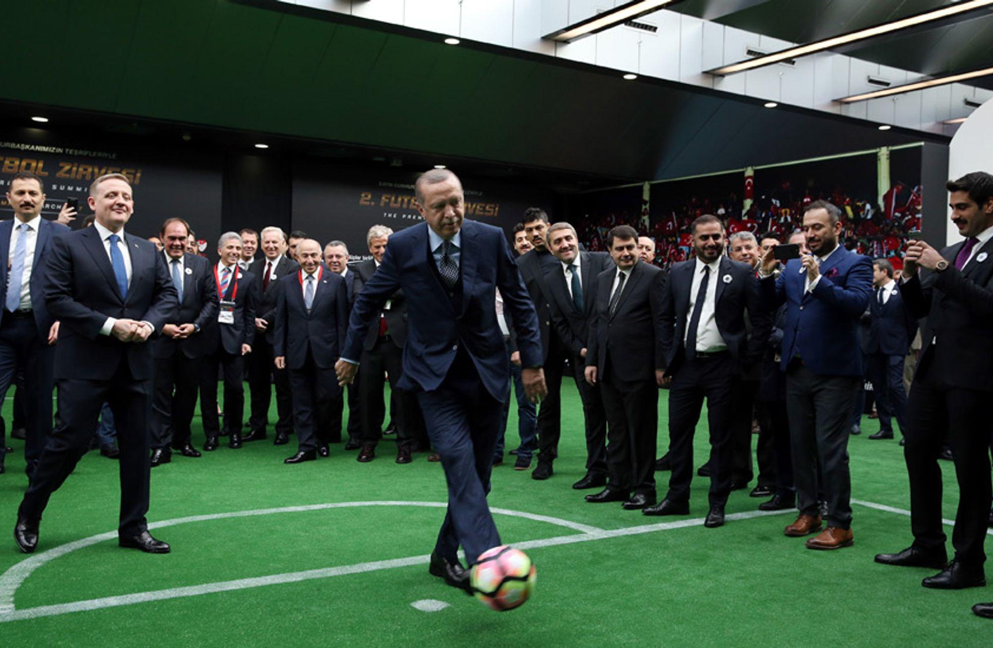 Siyaset mi futbola karışır, futbol mu siyasete?