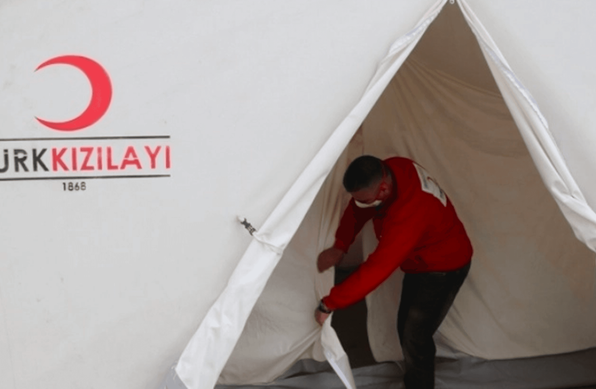 Çadır ve gıda satan Kızılay