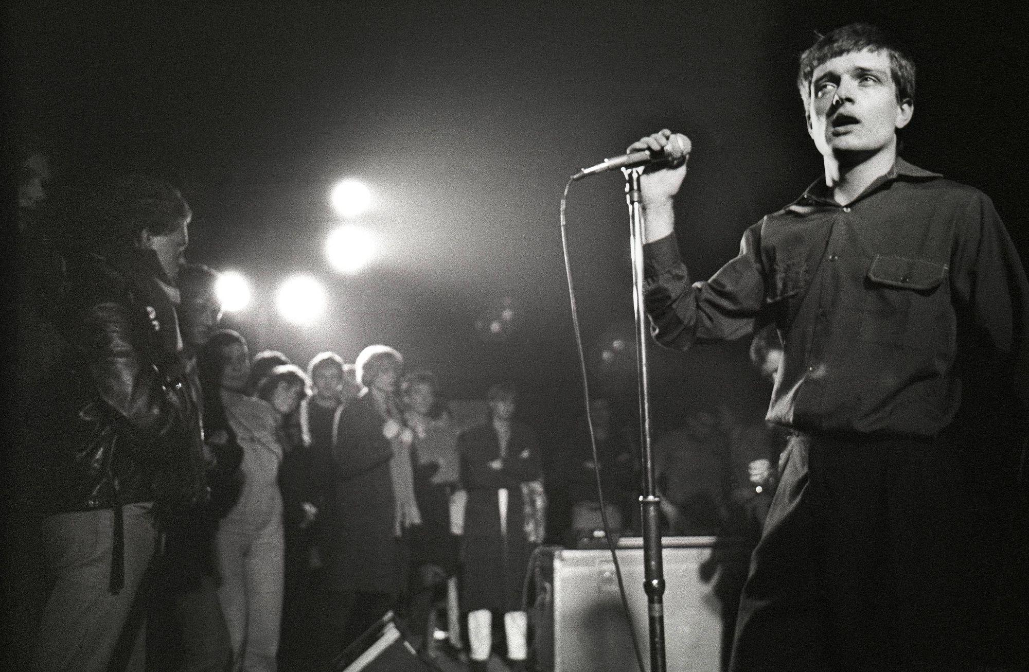 🗣️ Hikâyeleriyle şarkılar: Joy Division, She's Lost Control