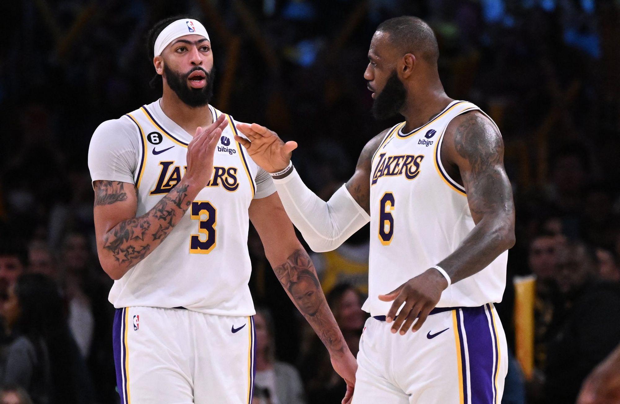 Lakers ve Atlanta play-off biletini aldı