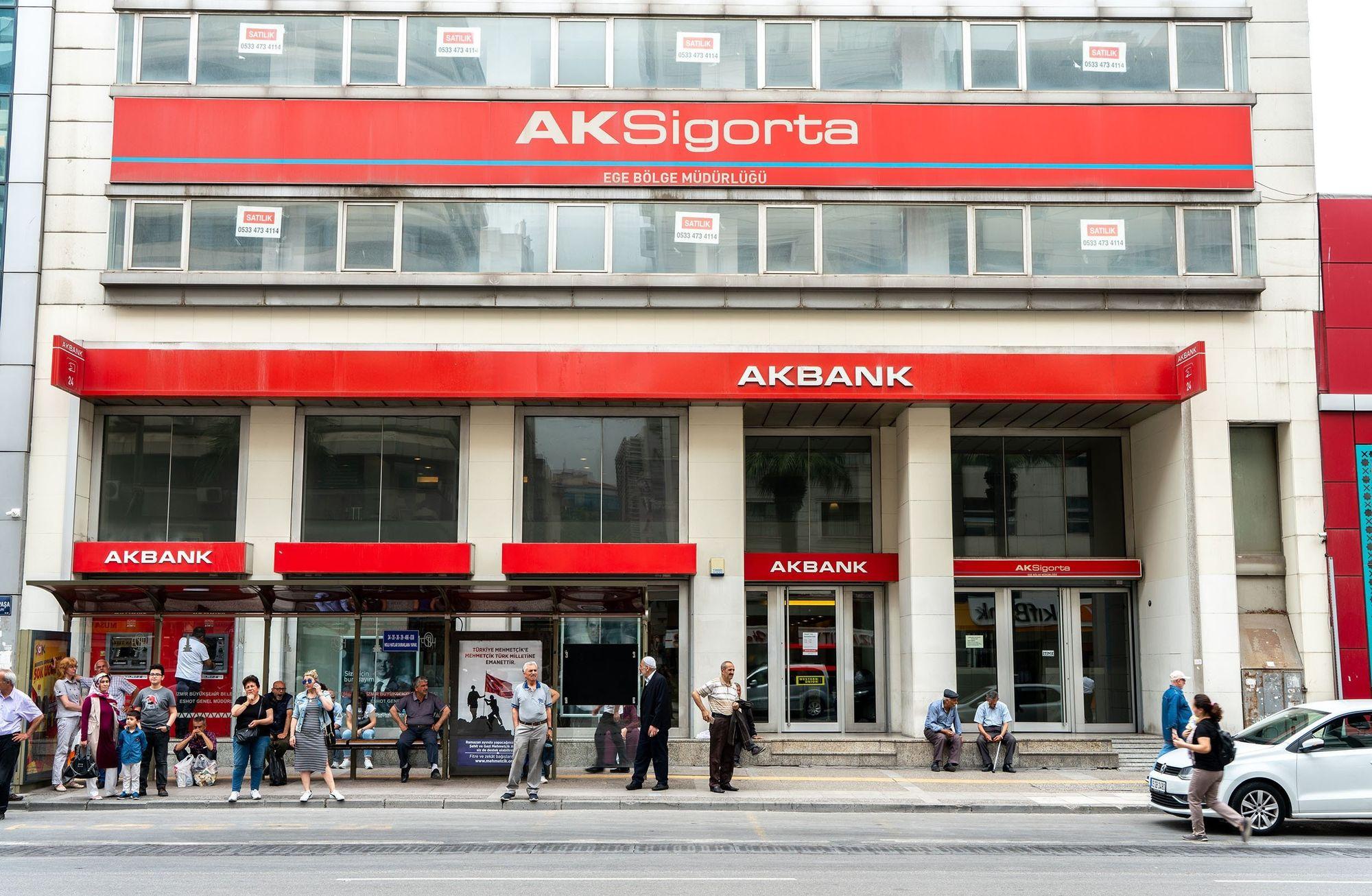 Akbank'ın karı %33 arttı, Meta 28,7 milyar dolar gelir elde etti 
