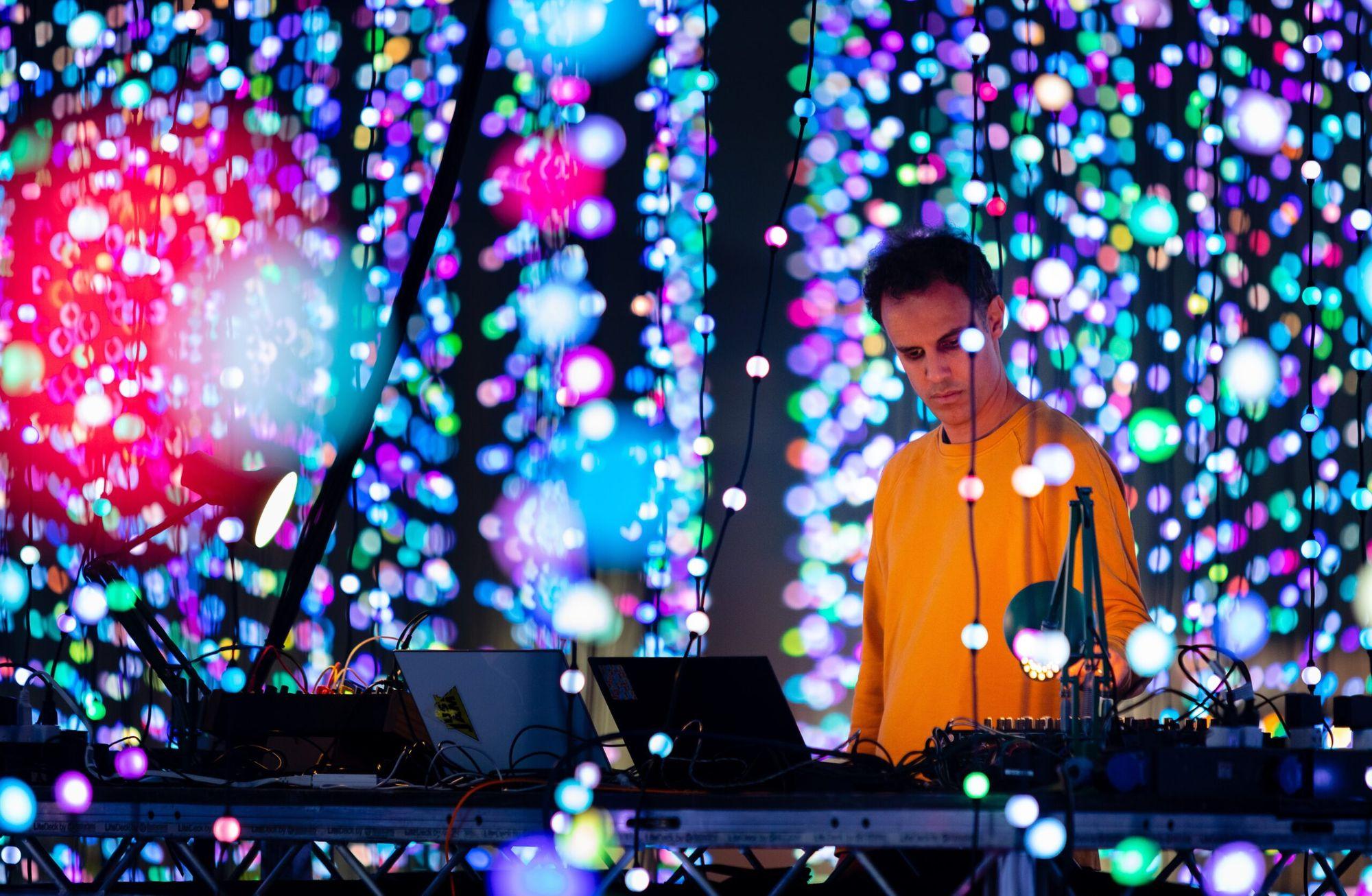 Four Tet’ten yeni şarkı: “Three Drums”