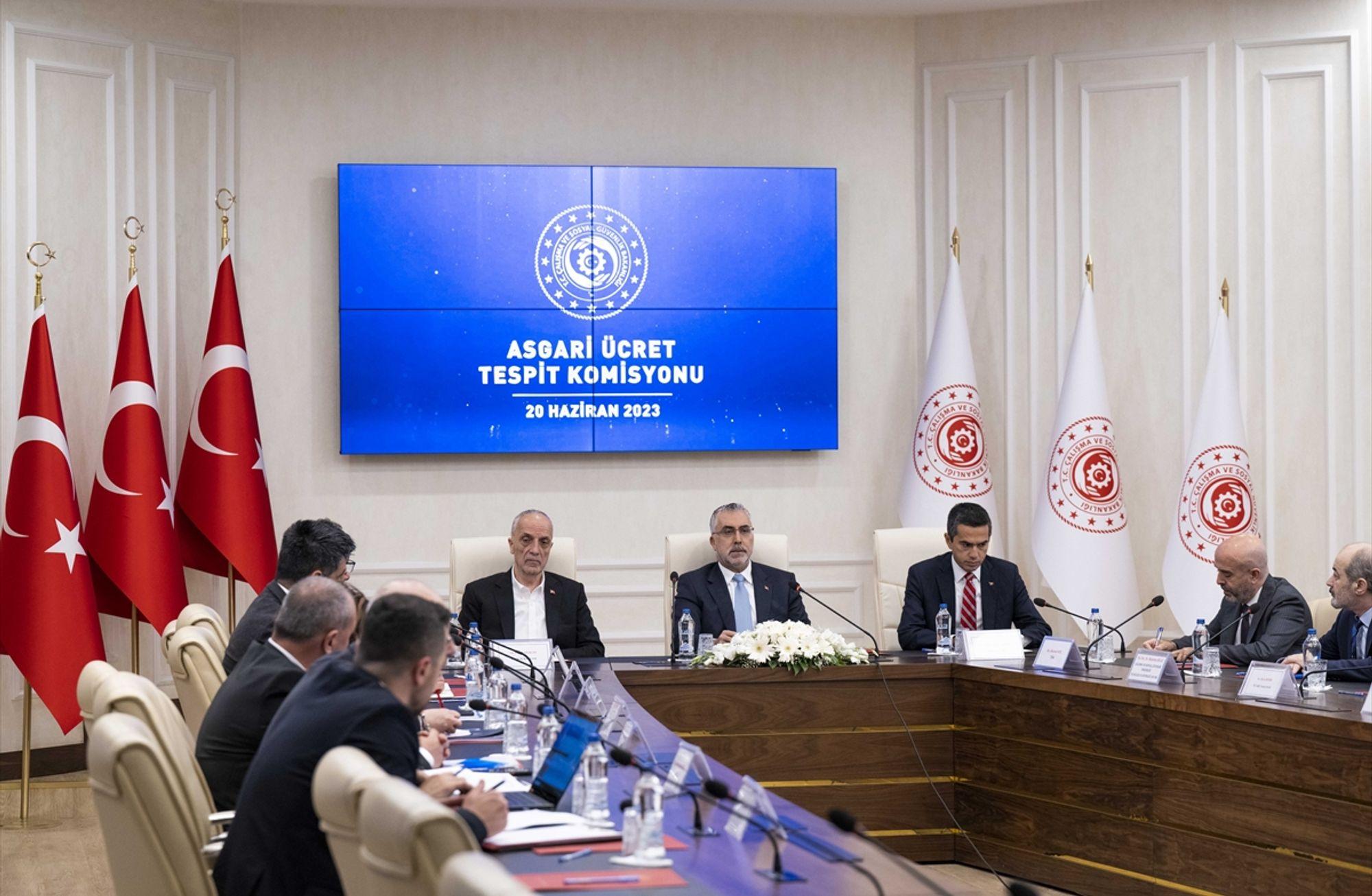 Asgari ücret 11 bin 402 TL oldu