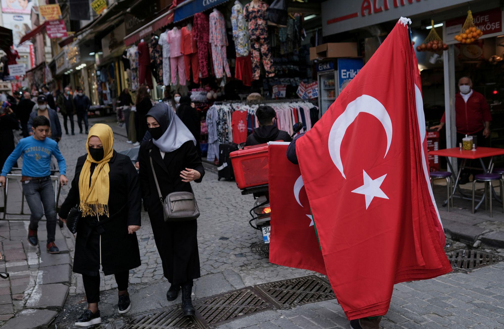 Türkiye'nin asıl gündemi yoksulluk ve enflasyon
