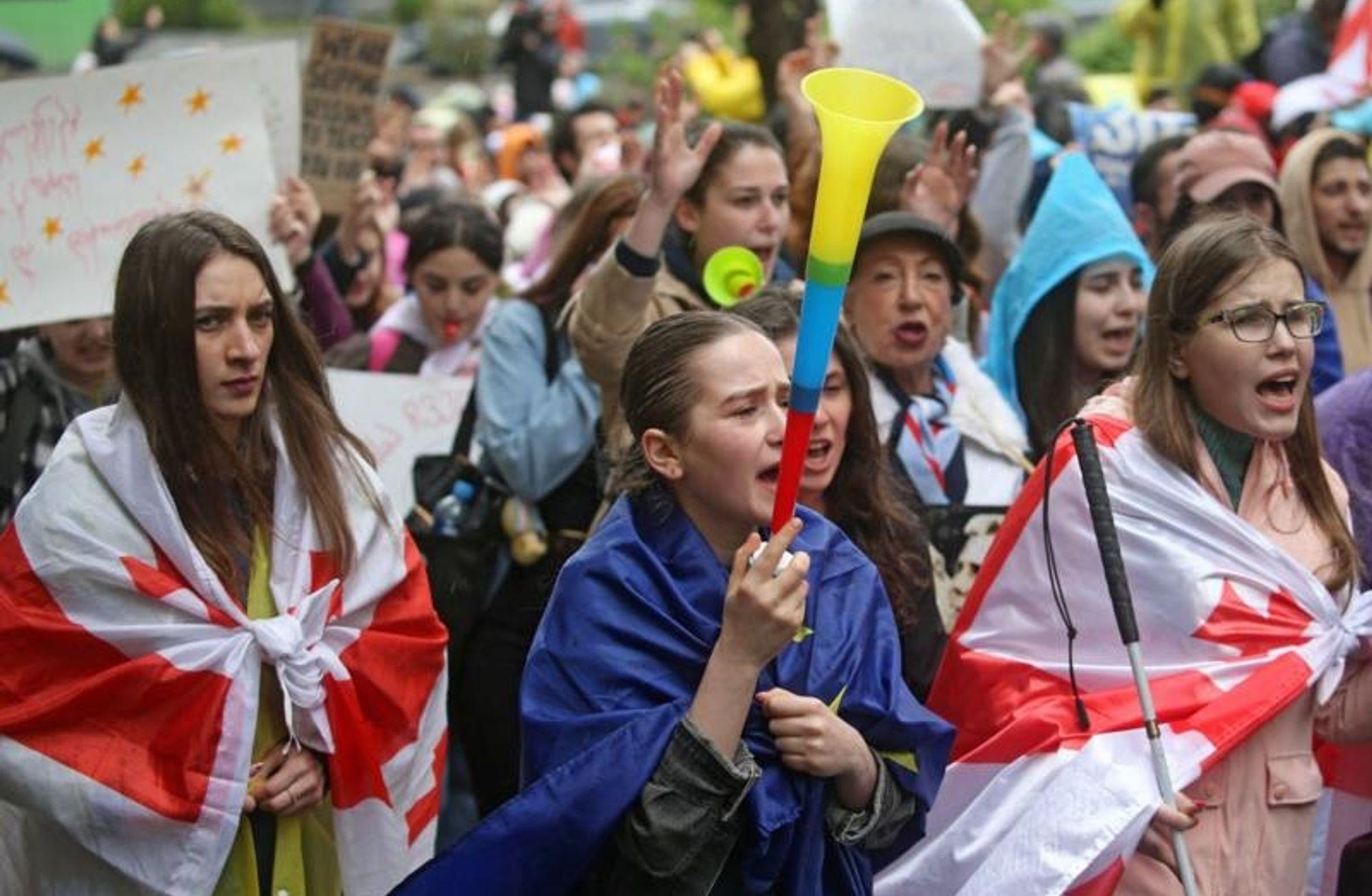 Gürcistan'da protesto edilen 'yabancı etki' tasarısı parlamentodan geçti