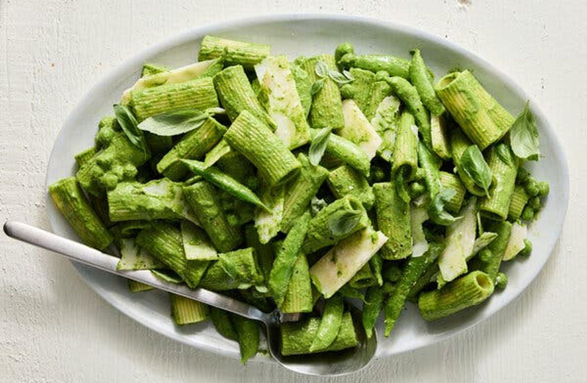 Ekstra yeşil makarna salatası