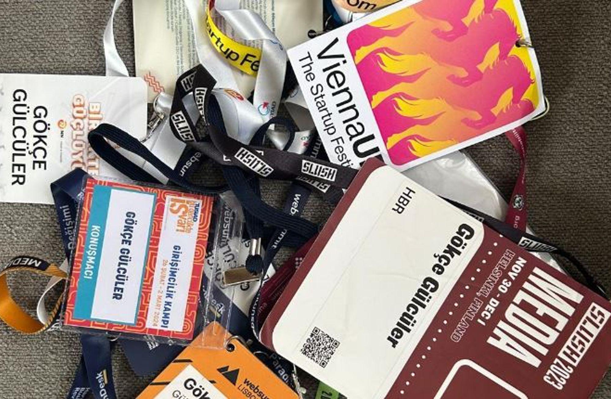 Etkinliklerde dağıtılan yaka kartları: Koleksiyon mu plastik çöplüğü mü?