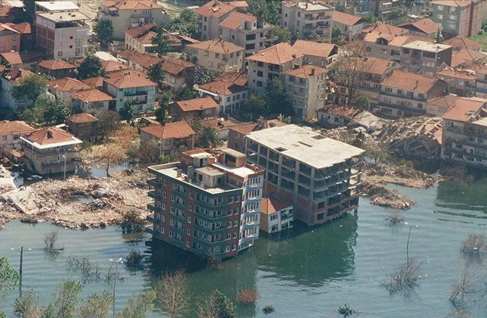 Kapanmamış defter ve İstanbul: 25 yılın ardından 'deprem'