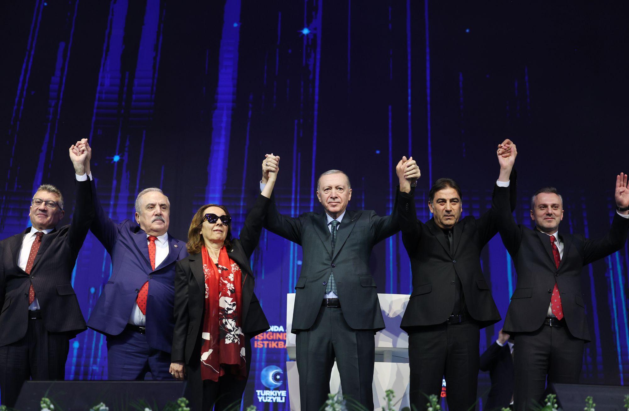 Yeni anayasa aritmetiği: AK Parti’nin 'çekim merkezi' olma hesabı nereye varacak?