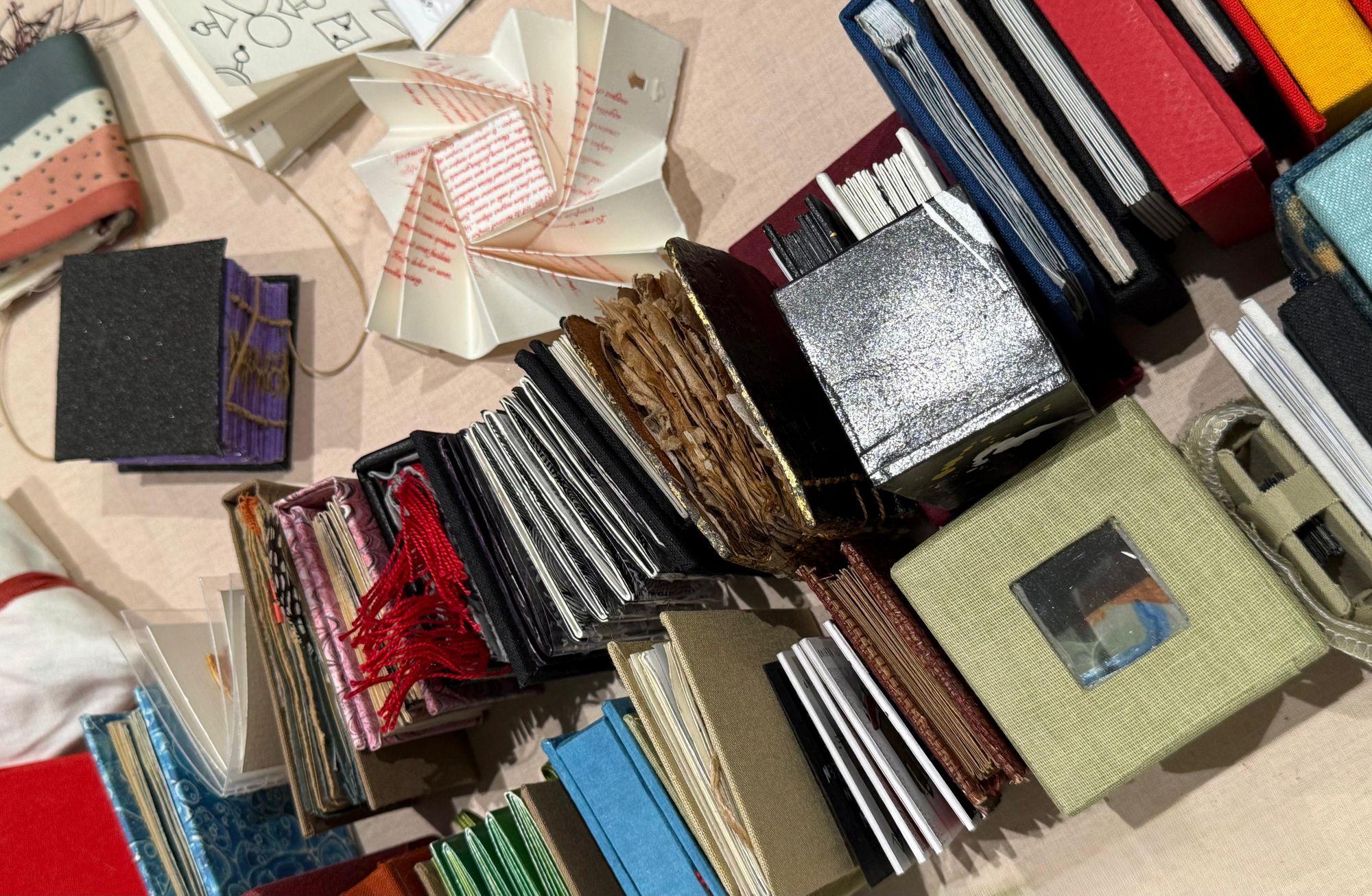 PASAJ'ın sanatçı kitapları projesi Singapur Art Book Fair'da: 'Küçük Acılar, Büyük Şarkılar'